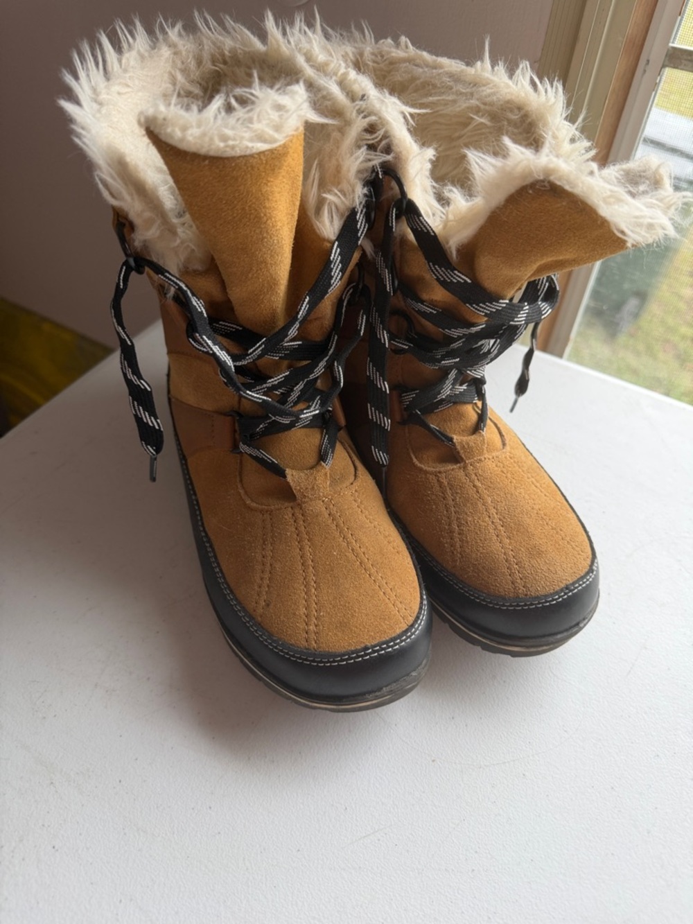 Women’s Faux-Fur Lined Tan Winter Lace-Up Boots